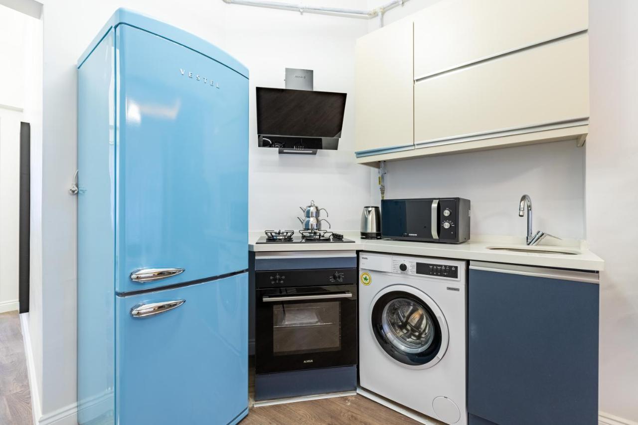 Red Suites Balat - Orange And Blue Daire *