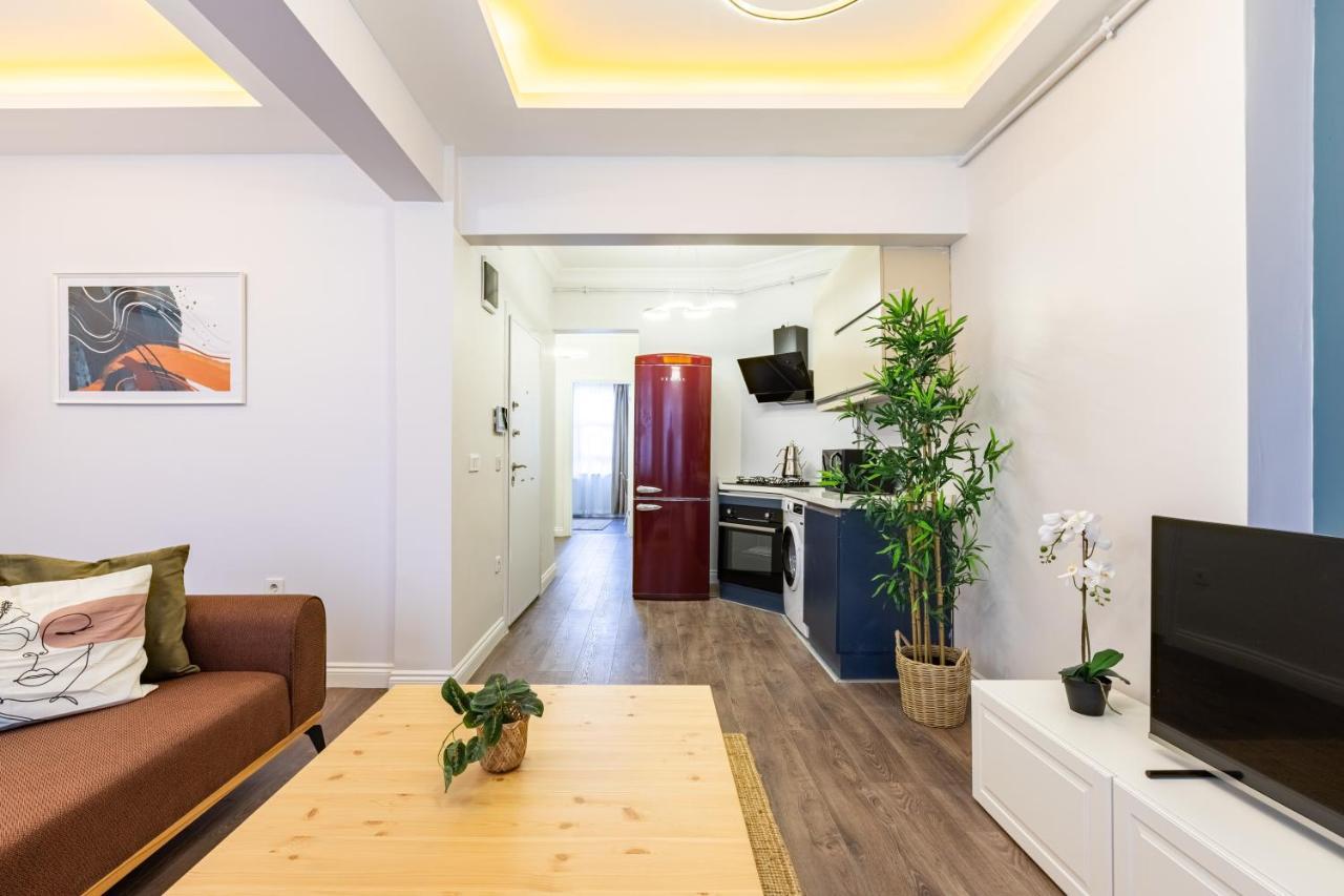 Red Suites Balat - Orange And Blue Apartment